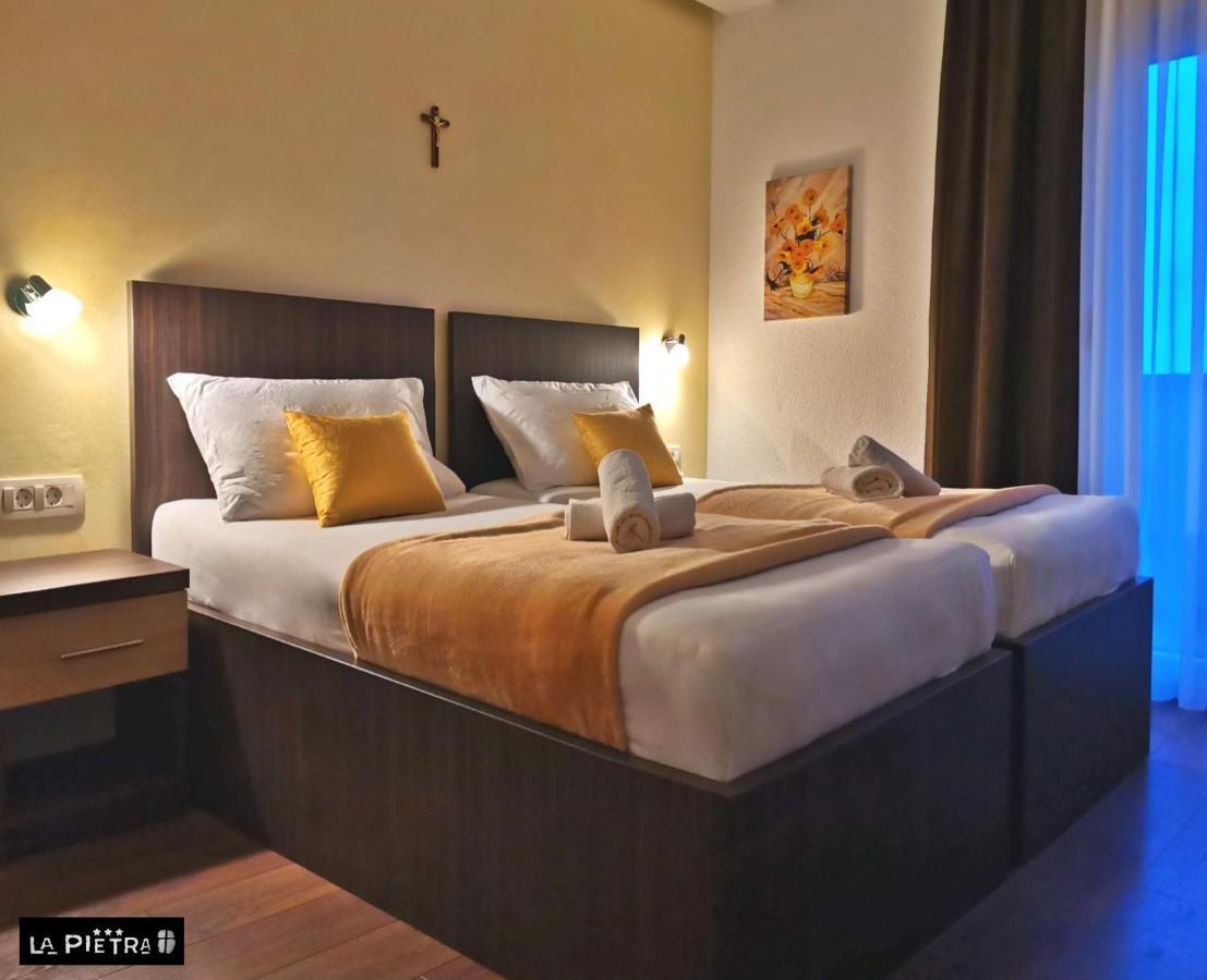 La Pietra Family Hotel เมจูโกเรีย ภายนอก รูปภาพ