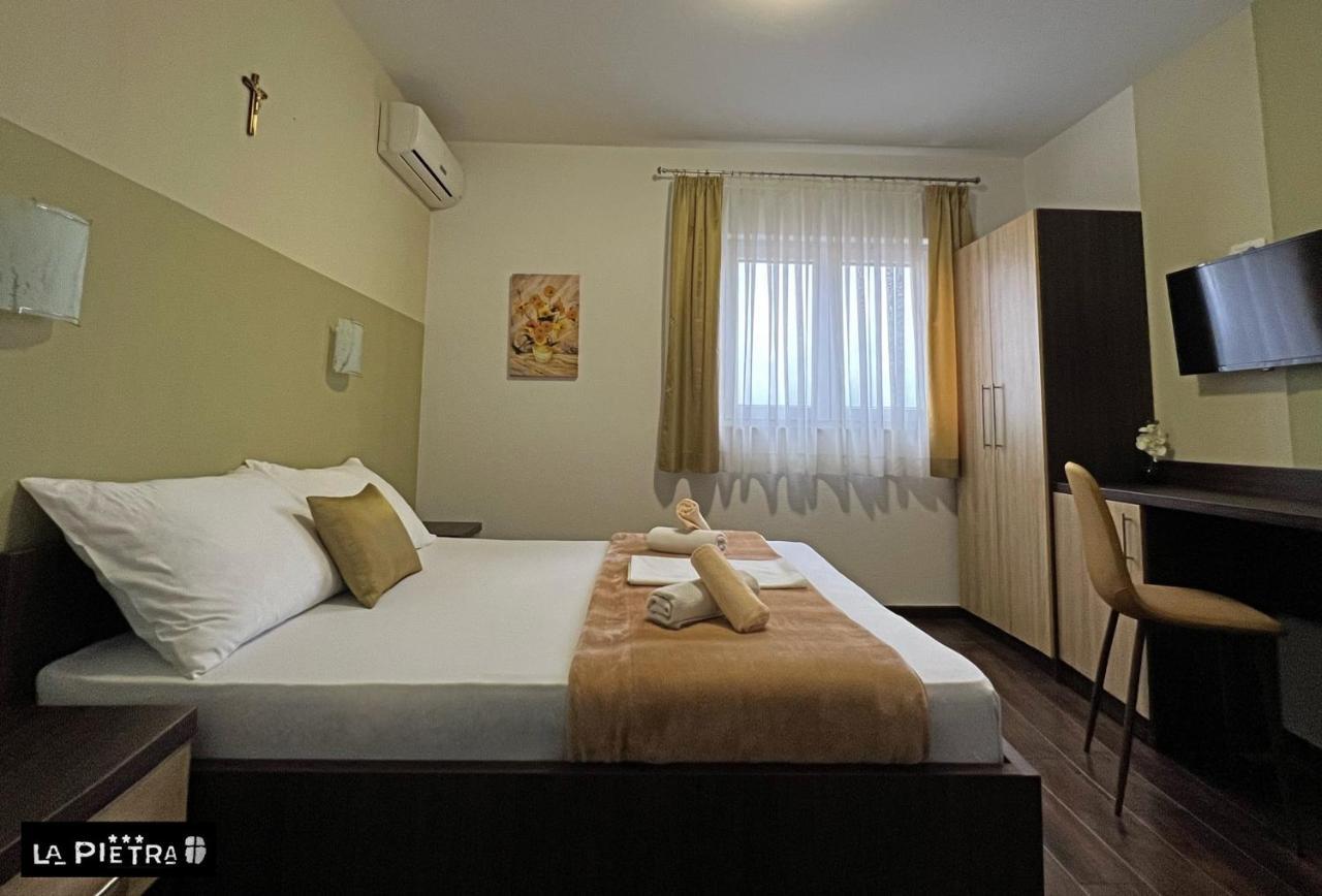 La Pietra Family Hotel เมจูโกเรีย ภายนอก รูปภาพ