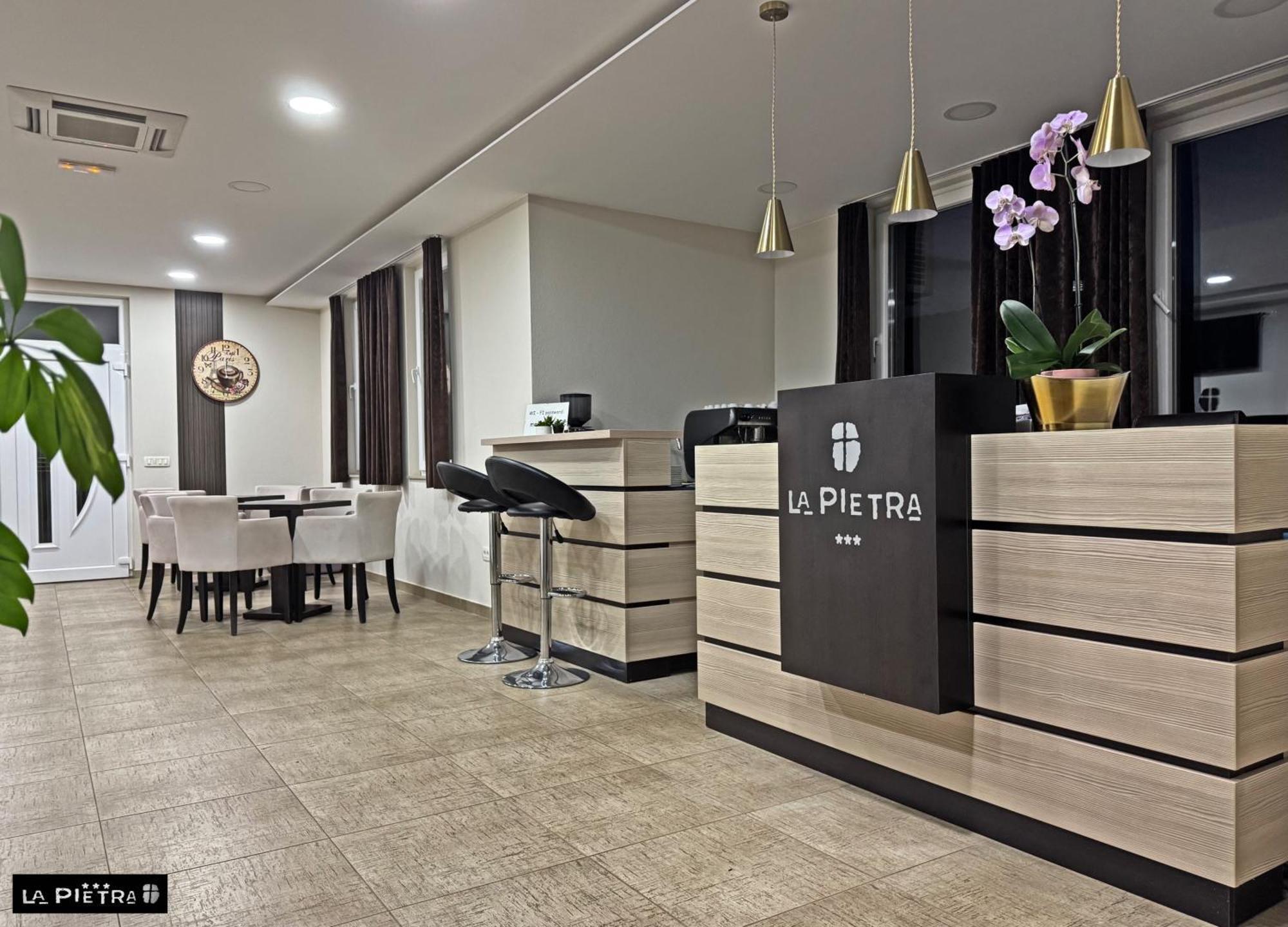 La Pietra Family Hotel เมจูโกเรีย ภายนอก รูปภาพ